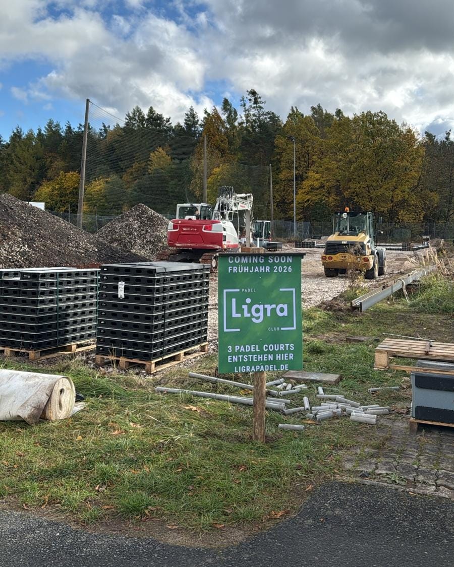 Bagger und Verschalungen auf dem Padelcourt
